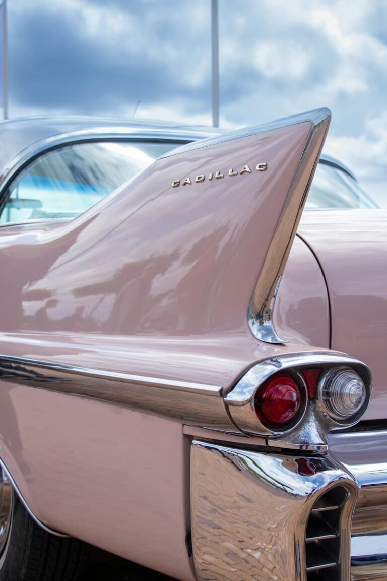 Cadillac : 120 Ans d’Histoire du Luxe